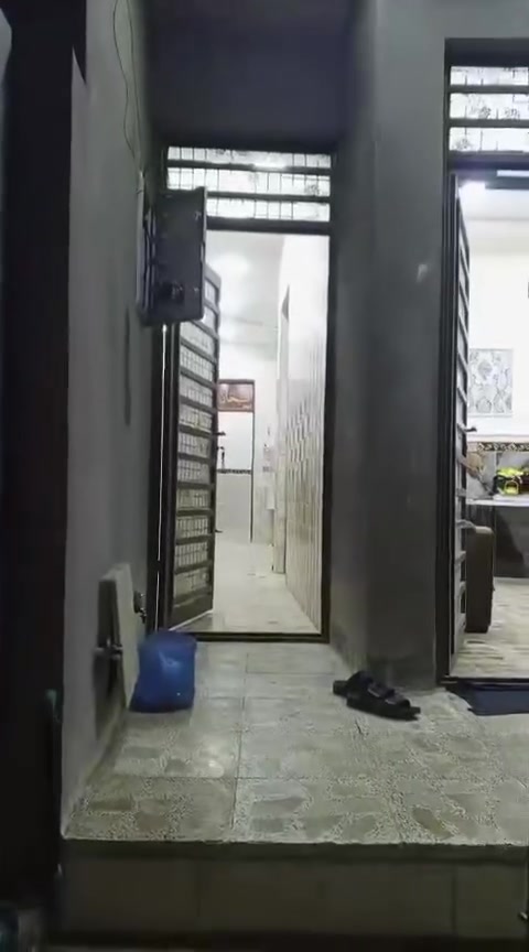 بسم الله الرحمن الرحيم 

بيت للبيع في حي البساتين قريب على حي المصطفى 

مساحه البيت 75 
قاط اول كامل من جميع النواحي 
والقاط الثاني كامل فقط محتاج سقف 
منطقه مخدومه 
ماء 
مجاري 
كهرباء خططين
السعر 52

للتفاصيل اكثر أتواصل مع الرقم 

***********
