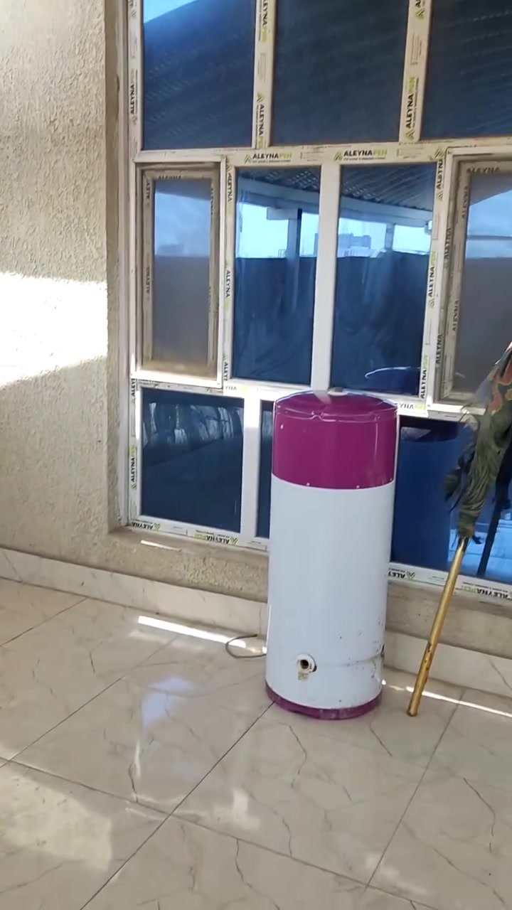 ابيت للايجار مكون من ثلاث طوابق القطاع شارع المدارس مقابل حلويات نوتيلا بجوار صيدليه الانوار للاستفسار *********** وات ساب
