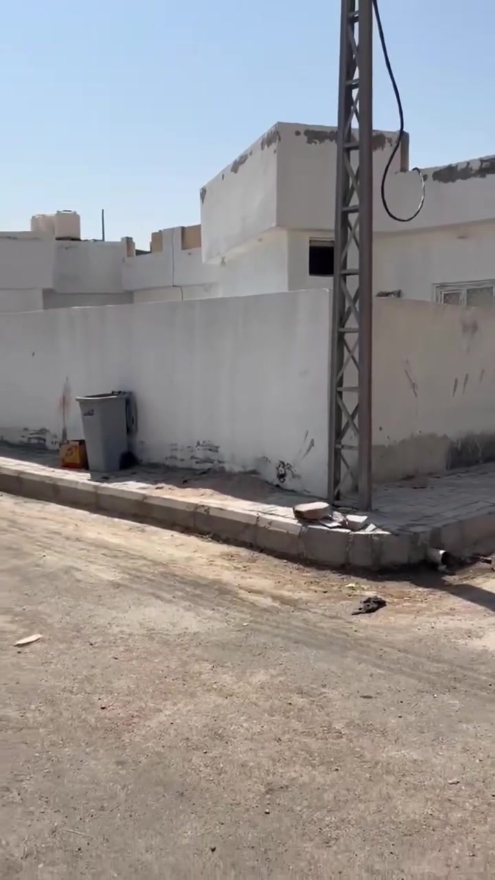 سلام عليكم
عقار للبيع طابق واحد ركن في الشراكية مجمع بوابة المثنى 
المساحة ٢٢٠ متر مربع 
كراج مساحته ٨٥ متر 
استقبال مساحته ٥x٦ مع حمام خارجي
صالة مساحتها ٦x٤
مطبخ مساحته ٥x٤
موزع مساحته ٣x٦
غرفتين مساحتهن ٦x٤
(صحيات) حمام داخلي مع تواليت داخلي..
مناور عدد اثنين 
كهرباء وماء وانترنيت واصل وخير من الله 
البيت جاهز وما ناقصه بس تكعد بي.
السعر ٣٥ بيد البائع 
١١٦ مليون مطلوب للمصرف العقاري

رقم الهاتف/ واتساب فقط
***********
