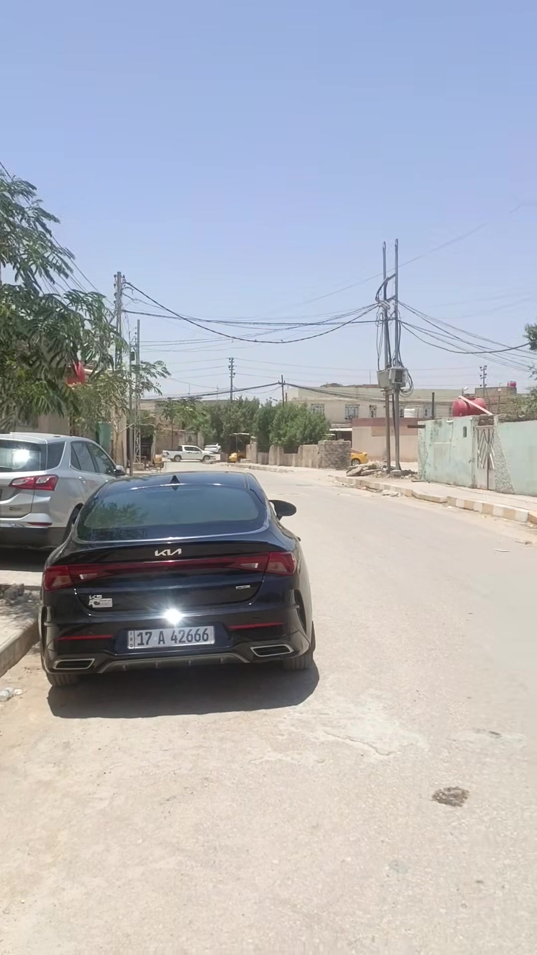 السلام عليكم الغوالي 

بيت معروض للبيع 
المكان حي الوائلي قرب كراج الملاحه شارع العلاوي قرب مدينه الالعاب دزني لاند بنص الولايه 
بيت مساحته ٢١٠م
بي غرفتين وبراني وصالهه 
بيت ماناقصه شي ماي وكهرباء 

للاستفسار على رقم التالي
***********
او *********** واتساب
او مراسله صفحه
