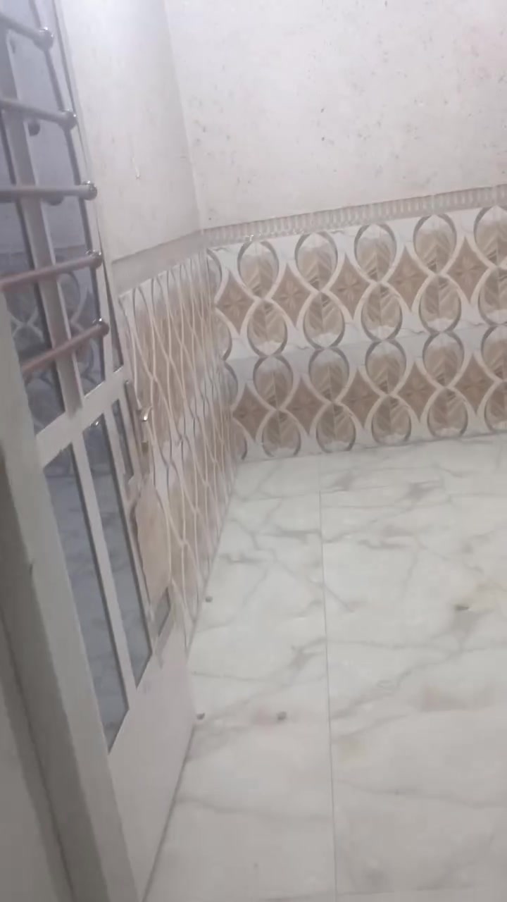 خاص او واتساب لطفا لطفا لا ترسل على فيسبوك اتصل  وتساب عن السعر انسان حقيقي يتصل هو من يسعى لا ترسل وتسال عن السعر السعر عل فيسبوك  فقط خاص او واتساب لطفا
***********
مشتمل للبيع م 52.5م نزال 10.5م واجه 5م موقع كم ارمن قرب تانكي باب الشرجي فرغ نظيف جدا سعر مناسب طابو صرف تفيد عائله صغيره لاتصال على رقم ***********
