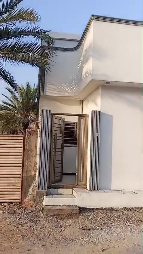 السلام عليكم ورحمه الله وبركاته بيت 50 متره بناء طابوق شغل درجه اولى بعد ما مسكون سند 25 قنطره السلام شارع المدرسي السعر 55 وبي مجال ***********
