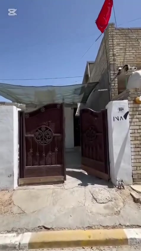 السلام عليكم 
بيت 200 متر للبيع في بغداد منطقة حي البساتين حي السلام قرب سريع القناة
للاتصال ***********
