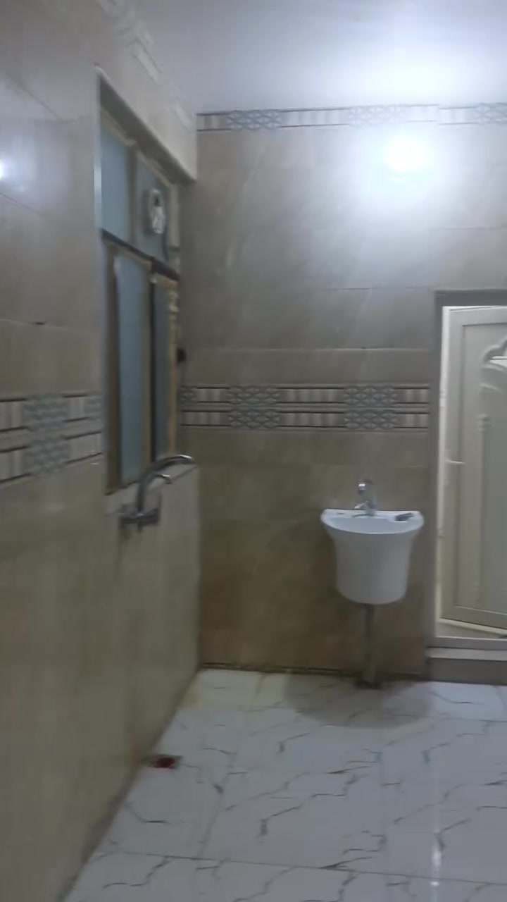 السلام عليكم شقق حديثه للايجار يوجد طابق ارضي طابق ثاني طابق ثالث شقق حديثه عوائل فقط العنوانزعفرانيه قرب حسينيه امام المهدي***********
