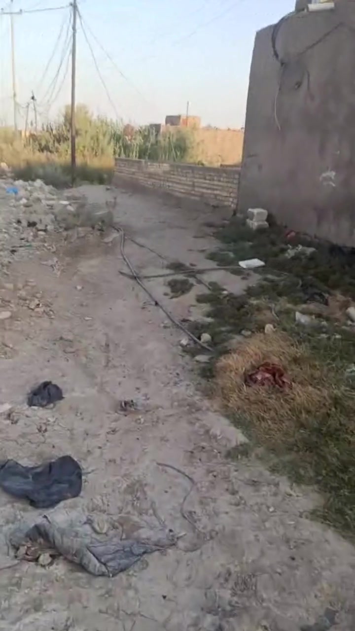 السلام عليكم المكان حي الجوادين شارع ام البنين مكانها فرعي بتلو 200 متر + فضله 100 متر  نزال البتلو 20 وعرضه 10 والفضله نزال 20 والعرض 5 
تفاصيل البتلو غرفتين + صاله + ديوانيه + مطبخ 
تبعد عن الشارع العام 600 متر باقي التفاصيل اتصال    *********** واتساب موجود
