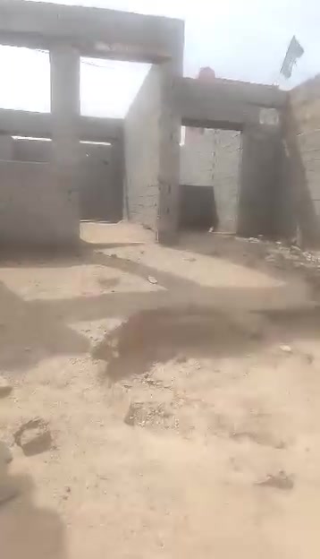 بيت هيكل مساحة ١٥٠ مقابيل خروج باب المطار لبيع
