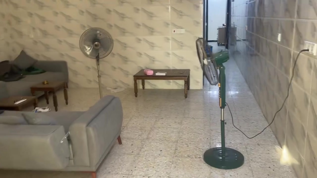السلام عليكم شقة نظيفة للايجار طابق ثاني غرفتين نوم وهول ومطبخ مشترك وحمام للاستفسار(***********)(بدون اثاث)
📍العامرية قرب جامع الحسنين
