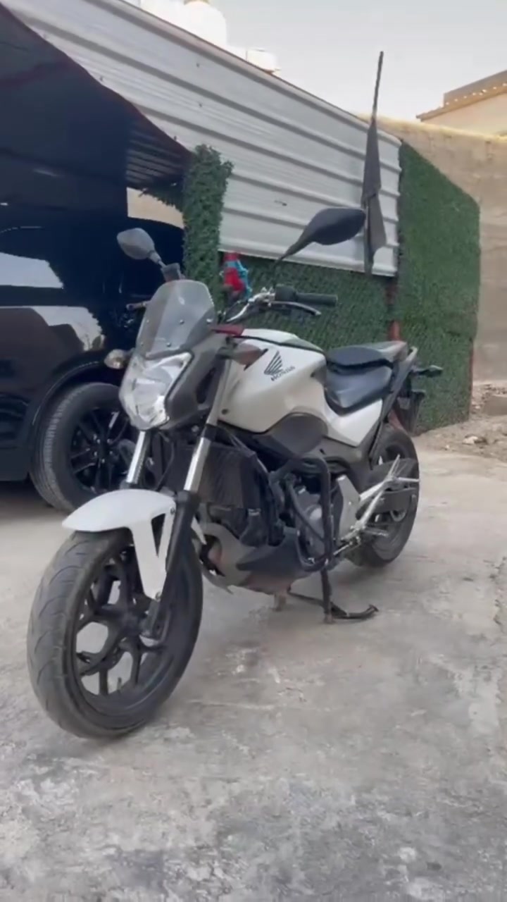 سلام عليكم شباب HONDA NC750L 2013 ماشيه 9000كم فقط دراجة زيرو تفاصيل بالفديو *********** واتساب بغداد
