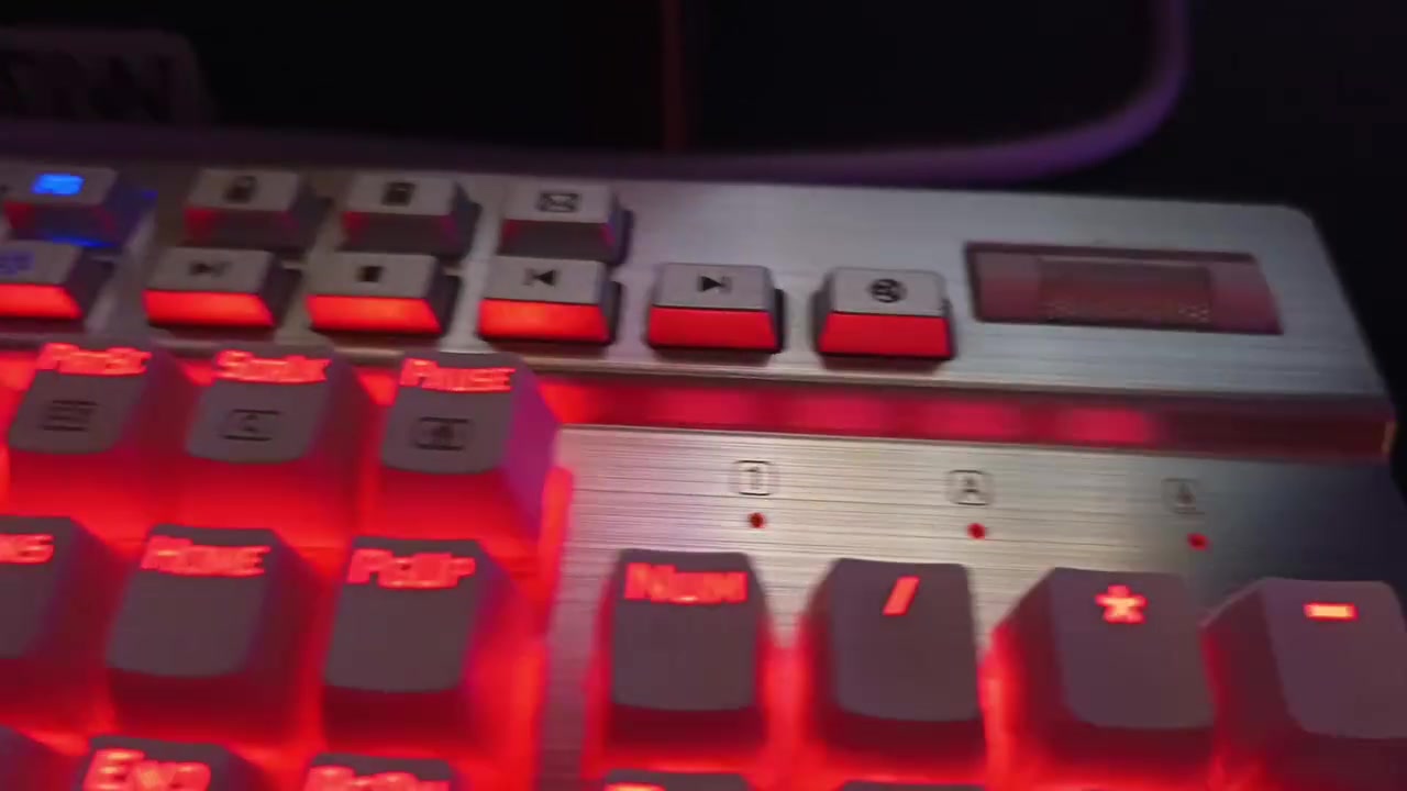 للامانه مستخدم كم يوم 
بعد جديد و نظافة 💯%
Redragon K550 Yama
لون مميز 
سيلفر و ابيض
ميكانيكي
مكان بغداد البياع 
***********
