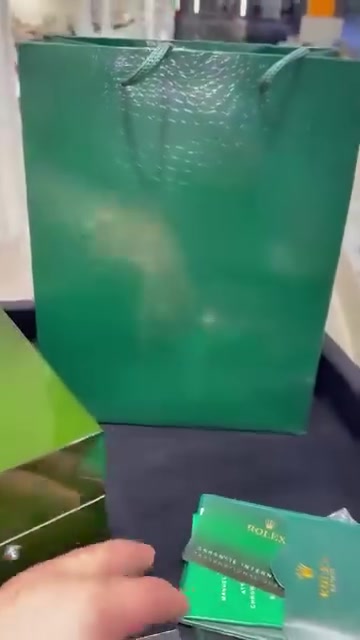 رولكس ماستر فول فول كوالتي 
زمبلك بحري جام زفير ضمان ٥ سنوات بالبطاريه مكينه حركي 
للامانة للامانة مفتوح العلبه ومستعمل يوم واحد فقط 
السعر 350 الف مع البوكس الموضح بالفديو *وبس البوكس ماخذه 85 الف 55$
بغداد الجديدة ***********
