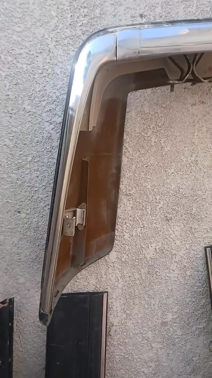 دعايه خلفيه مارسدس جامبوا وارد نظيفه جدا والدعاميه الثانيه هم خلفيه تعبانه مال تفصيخ نقص بيه النيكل الطويله وبراكيت كاش نضيف وليه كسر مثل ما وضح بالصوره وعندي ترايش بيبان الخلفيه باب طويله والاماميه باب قصيره للبع الي يحتاج يختبرني واني بالخدمه م *********** بغداد
