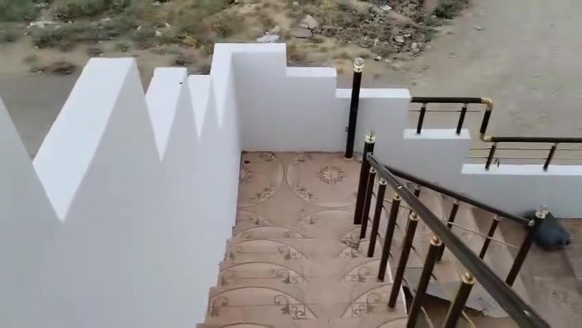 بيت للبيع مسحه ٢٤٠ كثلاث طوابق  سعره كلش مناسب.  ٤ شدات وبيها مجال ***********

