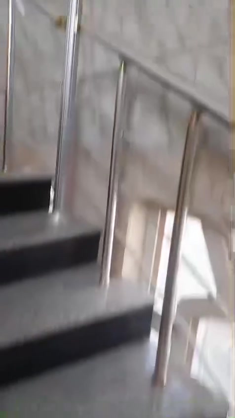 سلام عليكم بيت لبيع وبلاش وسعر مناسب جداً 
يحتوي البيت على 4 غرف نوم 2 جوه واثنين طابق الثاني ويحتوي على صاله فوق وتحت ومطبخ واحد وصحيات عدد 6 ويحتوي على استقبال كبير وصاله كبيره جداً ومنور جانب البيت ومنور ضهر البيت والبيت ركن وجه الثانيه حديقه مساحت البيت 320 متر ومساحت الحديقه 115 مجموع مساحت البيت 435 متر طابقيت يحتوي على سطح 2 صطح ناصي وسطح عالي السعر 180 وبي مجال لطيبين مثلكم واذا اكو بيت مراوس وقريب على ولايه كذالك يرهم 180 مليون رقم الهاتف او مراجعه مكتب دلهي ***********
موقع البيت مسيب حي معلمين الثانيه شارع محمد الجواد داخل الفرع
