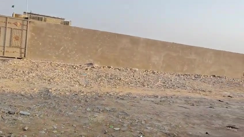 السلام عليكم دونك للبيع مكانه قرب تشابيه لثانيه كامل مي كهرباء شغل درجه اوله بناء حديثطابوك نكون من ثلاث غرف نوم وصاله و استقبال ومطبابخ ثنين حار و بارد شغل قول بيت مرتب بنا 350متر اتصال ودلل***********
