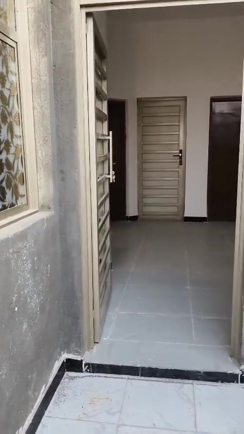 بيت للبيع خلف الملعب قريب لة السايدين مساحة 100 متر مربع غرفة وصالة ومطبخ براني صب مسلح البيت نظيف كلش لاستفسار ***********
