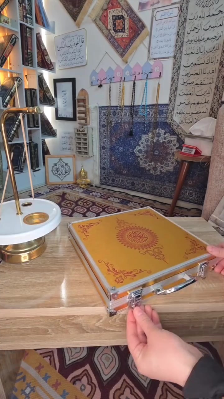 بوكس ألمنيوم فاخر – المصحف الشريف مع قلم القرآن الناطق متعدد اللغات
الاستخدامات
قراءة القرآن الكريم مع تلاوة صوتية واضحة عبر القلم الناطق.
تعلم التجويد وتصحيح التلاوة للأطفال والكبار.
الاستماع إلى الترجمة بعدة لغات.
تسجيل الصوت ومقارنة القراءة لتحسين الأداء.
الاستفادة من الأدعية، الأناشيد، وكتب إضافية مرفقة.
هدية إسلامية فاخرة للمناسبات الدينية.
المميزات
قلم ناطق ذهبي بتصميم أنيق وفاخر.
يدعم تلاوات متعددة لقرّاء مختلفين.
يدعم عدة لغات للترجمة.
خاصية تسجيل الصوت وإعادة التشغيل للمقارنة.
مكبر صوت مدمج + مدخل سماعات 3.5 ملم.
منفذ USB للشحن ونقل البيانات.
أزرار تحكم بالصوت والسرعة (رفع خفض الصوت – تسريع إبطاء).
بطارية داخلية قابلة للشحن.
يعمل بتقنية الاستشعار عبر تمرير القلم على الآية.
سماعة أذن مرفقة للاستماع الفردي.
بوكس ألمنيوم قوي للحفظ والحماية.
محتويات الصندوق
المصحف الشريف (نسخة ورقية فاخرة).
قلم القرآن الناطق.
سماعة أذن.
شاحن كهربائي برأس ثلاثي.
كيبل USB للشحن.
مجموعة كتب إضافية (مثل: صحيح البخاري، حصن المسلم، الحج والعمرة، قاموس ناطق، أناشيد تعليمية وغيرها حسب الإصدار).
حقيبةبوكس ألمنيوم فاخر للحفظ.
الملاحظات
قياس العلبة:
الطول: 28 سم
العرض: 5.5 سم
الارتفاع: 26 سم
يُشحن القلم بالكامل قبل الاستخدام لأول مرة.
المنتج مناسب للكبار والأطفال.
يُحفظ بعيداً عن الرطوبة والماء.
السعر 50 الف 
خدمة التوصيل 
3 الالف بغداد
5الالف بقية المحافظات 
للحجز واتساب 
***********

