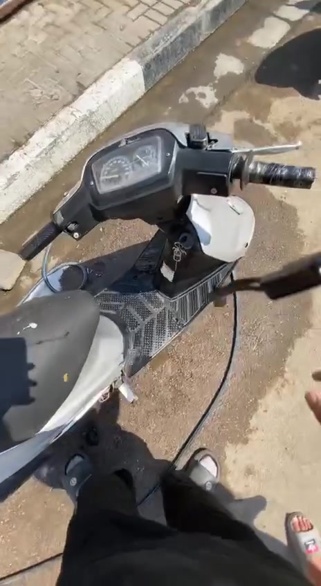 دراجه ساسوكي سرعه 100 دراجه  شغاله بس عوزه كابريتر جان بيه كابريتر بس من انتركت ضاع دراجه ابيعه كوم حديد سعر 50 الاف قفلل تجي تحمل او تروح العنوان بغداد البياع شهداء شرطه الخامس رقم الهاتف ***********

