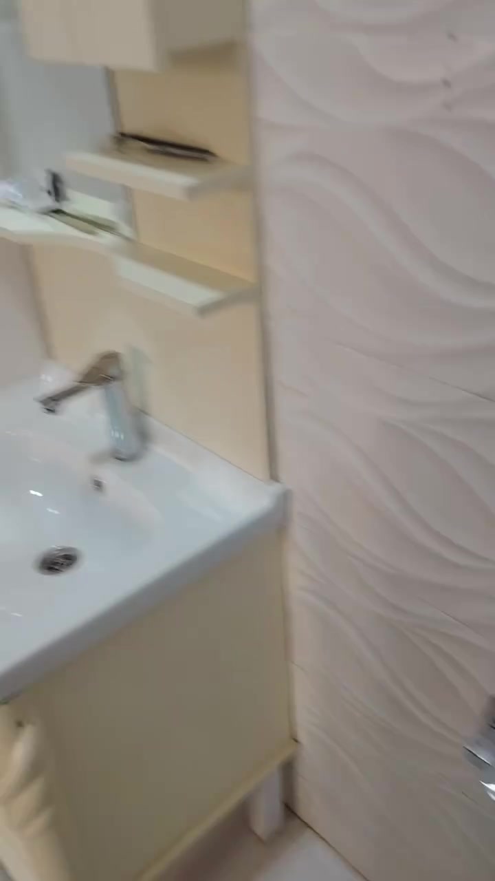 السلام عليكم شقه غرفتين وصاله وبلكونه وحمام  موثثه أثاث كامل كراده داخل قرب تقاطع الاورزدي  تشمل من انترنت وسبالت وثلاجه وطباخ.  وغساله اوتوماتيك  وبل اضافه الى سحب مولده (للسبالت)  محتاجين نفرين فقط للإستفسار  ***********
