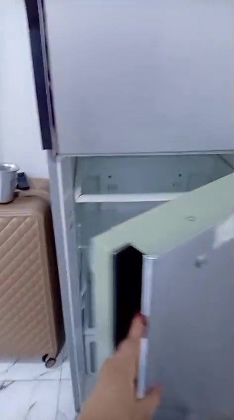 ثلاجة هيتاشي نظيفة كلش للبيع في كربلاء حي العسكري
ابيها نقص غاز فقط 
الشراي عادي يكدر يجيب وياه مصلح يفحص الماطور 
ويفحص الثلاجة كاملة 
الجسد نظيف كلش 

سعرها:  175 الف 

رقمي للتواصل: ***********
