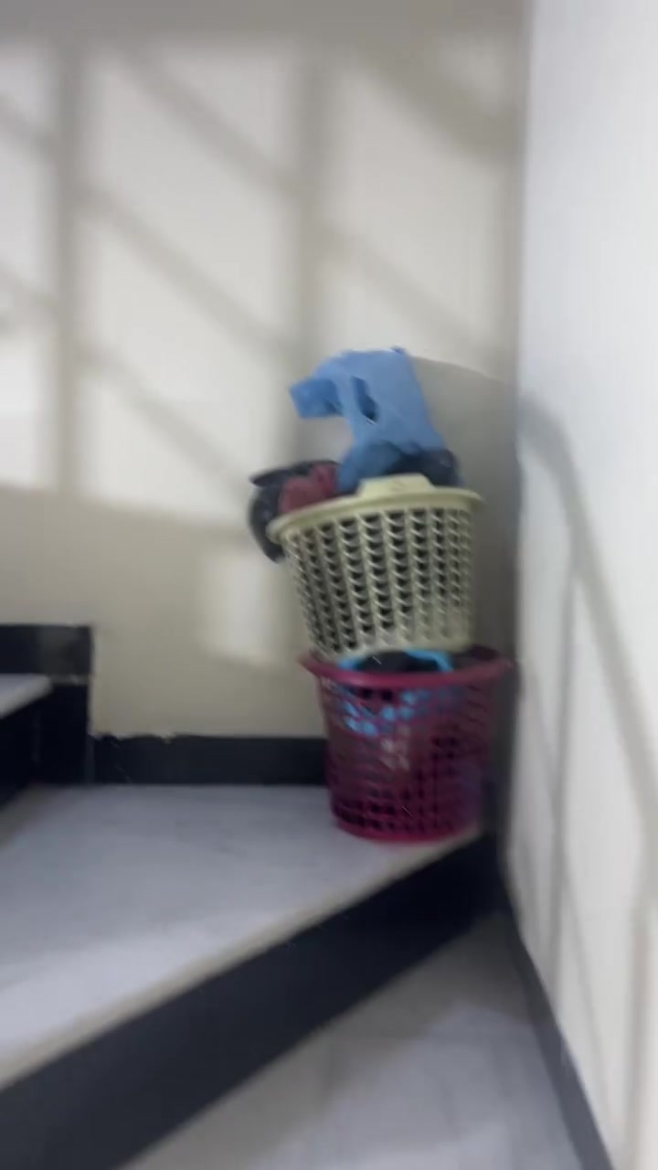بيت 75 متر بناء حديث طابقين باني عل ادينه ارضيه رفت غرفتين فوك وحمام وبيتونه وسطحين استقبال ممر معزول ومطبخ جبير وصاله متأسس بيه بواري ومجاري ممكن لمطبخ يصير غرفه والصاله مطبخ محجر المنيوم من الارضي لسطح بيت جديد بمعنى الكلمه للاستفسار الاتصال عل رقم وغير متواجد عل فيس ‭***********‬
