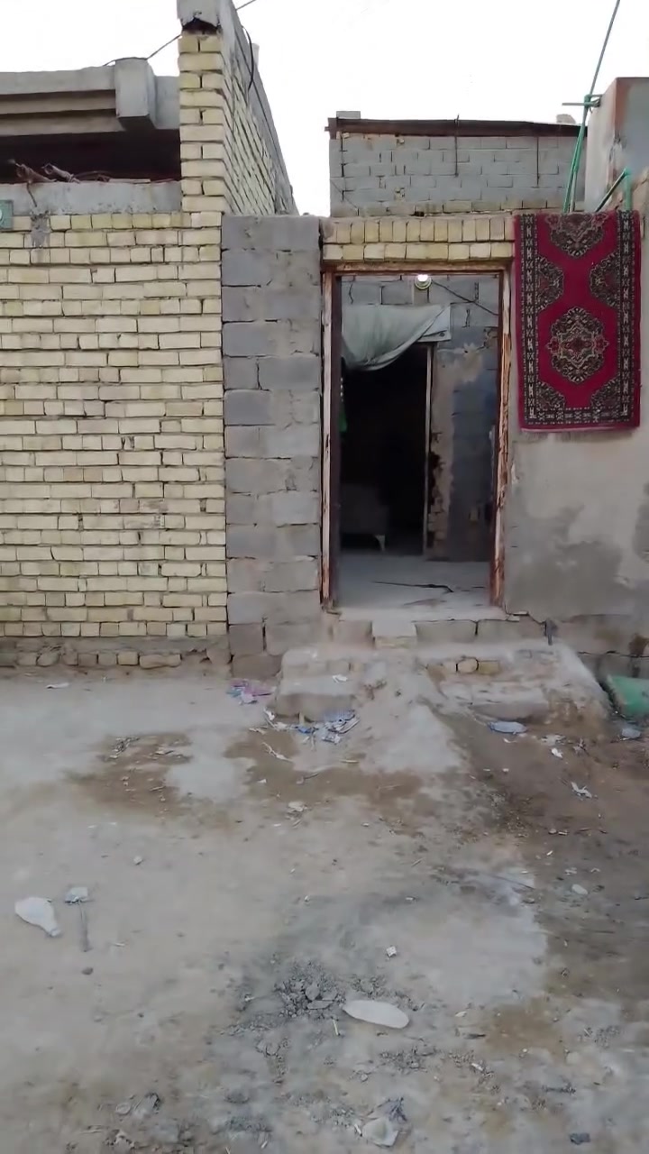 بيت للبيع المساحه ٥٠م١٠*٥ زراعي بشارع ابو احمد يبعد حوالي ٢٠م من شارع ابو احمد قريب على شارع عشرين يحتوي البيت على غرفة نوم واحده وصاله ومطبخ وحمام مشترك السعر١٨ مليون وبيه مجال للاستفسار الاتصال على الرقم *********** أو مراجعه مكتب دلالية الكوثر نهايه شارع ابو احمد
