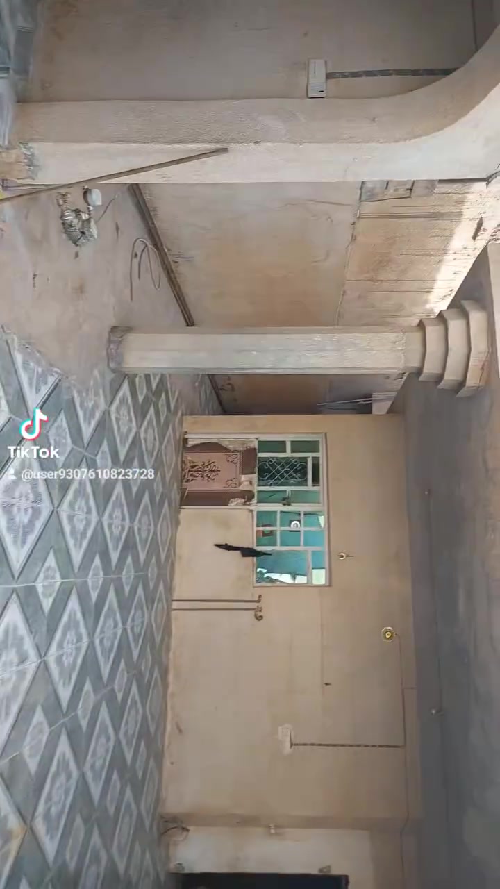 السلام عليكم 
دار للبيع طابو ملك صرف المساحة ٢٥٠ متر الواجهه ١٢ ونص بناء قديم بس تكدر تسكن بي طابقين يحتو ع ٤ غرف نوم ومطبخ وضاله واستقبال وحديقة يقع في الطاقة قريب ع الرعاية 
                     مكتب الحسيني 
                     ***********
