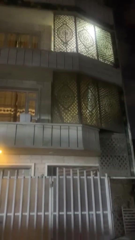 مساحة 50 م مربع.
6وربع في 8 متر 3طوابق والرابع بيتونه غرفه 3.5 في 4.5 متر
***********
