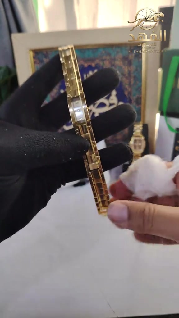 نوادر ساعات السويسرية مطلية ذهب عيار ٢٣ قيراط لمينه من عرق للولو مكينه روند. #ساعات #ساعة #ساعات_نسائية #ساعات_فخمه #ساعات_رجاليه 

نص مكتوب في الصور:
- الفهد للساعات
- FOR WATCHES
- AL FAHAD WATCHES