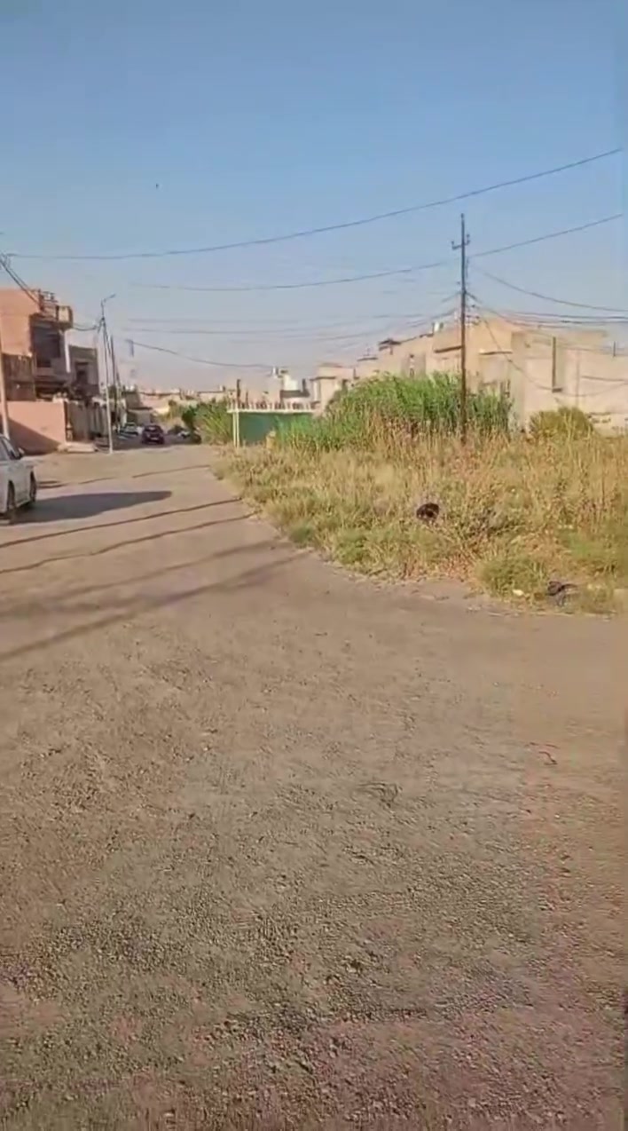 السلام عليكم
دار للبيع 
العنوان :موصل جانب الأيمن حاوي الكنيسة بعد الملعب قرب اسواق دار السلام 
الدار يحتوي :علئ غرفتين وصالة واستقبال وبيتونه 
ومطبخ وحمام وتواليت 
مساحة البيت :180 متر واجه12 العمق 15 
الدار ملك صرف زراعي 
لاستفسار اكثر لاتصال بل الرقم التالي 
*********** اسيا  متواجد واتساب
