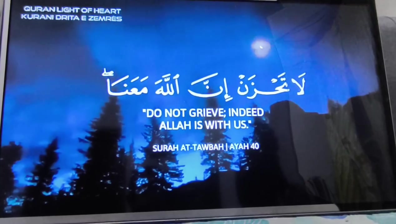 سلام عليكم
(الشاشه الاولى )
شاشة تلفزيون سمارت من ماركة BRAVO (موديل 32LW5500) بحجم 32 بوصة تعمل بنظام أندرويد (Wisdom Share).

حالة الشاشة والنظافة: الشاشة شغالة وتعمل بشكل ممتاز. الكسر سطحي في الزجاج الخارجي فقط، واللوحة الداخلية (البانل) سليمة تماماً ولا تؤثر على العرض كما هو موضح بالصور.

الأعطال والملاحظات: 

منفذ الـ HDMI فيه عطل (يحتاج تعديل أو استبدال بسيط).تكدر تاخذ شاشتهه اذا عندك وحده مكسورة

الشاشة تعتمد حالياً بشكل كامل وممتاز على الإنترنت والـ Wi-Fi والتطبيقات الذكية. متوفر بيها يوتيوب و سينمانا شغالة 
(50الف بيها مجال)

(الشاشه الثانية)
​الحجم: 32 بوصة.
​الحالة العامة: الشاشة شغالة وسليمة تماماً بدون أي عطل بالسطح أو الزجاج.
​الملاحظات: يوجد عطل بالبورد فقط تشتغل و تنطفي مباشرة (تكلفة تصليحه تقريباً 10 آلاف).
​الملحقات: البورد الخاص بها موضح بالصورة.
​السعر: (65الف)
​للتواصل والاستفسار، يرجى المراسلة على الخاص أو على الواتساب الرقم: (***********)
