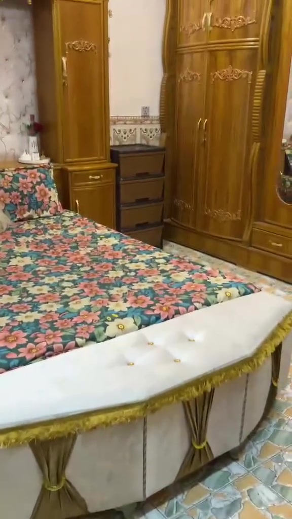إسلام عليكم من رخصة صاحب الكروب مكلفه بالنشر غرفه تسكام عراقي جديدة ونظيفه حيل وتكيله وظخمه يردوها بمليون و 300وبيها مجال بسيط
