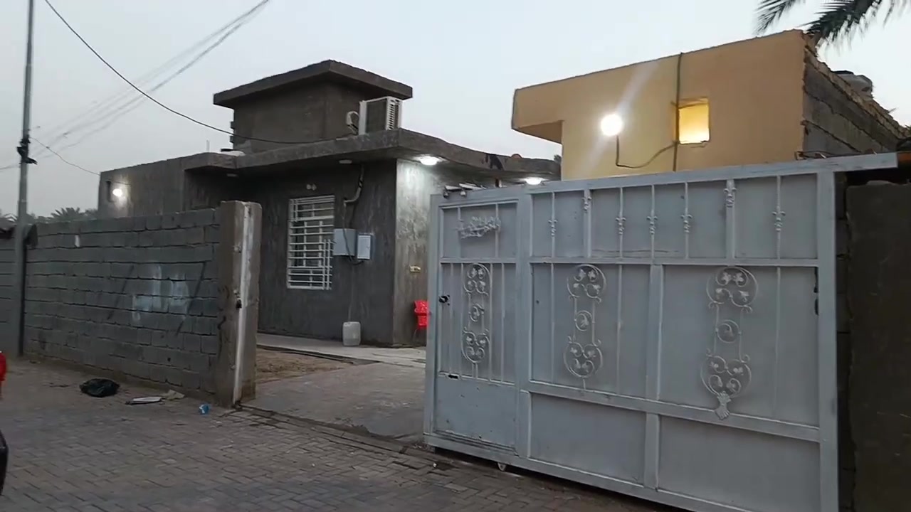 السلام عليكم يوجد لدينا 300متر مع بيت تحت لبناء 140متر المكان في كربلاء منطقة لإمام عون الصالحيه يبعد عن شارع بغداد شارع الزوار ب700متر كامل للخدمات واجهيه 24ع مقرنص باقي التفاصيل أتصل ع رقم ***********
