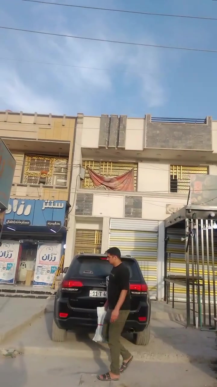بنايه للبيع تحتوي على شقتين وثالث طابق هيكل محلات مساحه ١٢٠ متر الوجه ١٠ نزال ١٢ العنوان بغداد الأمين سكنه الزراعي شارع المكاتب. تجاري سند ٢٥  شراي يتصل *********** واتساب
