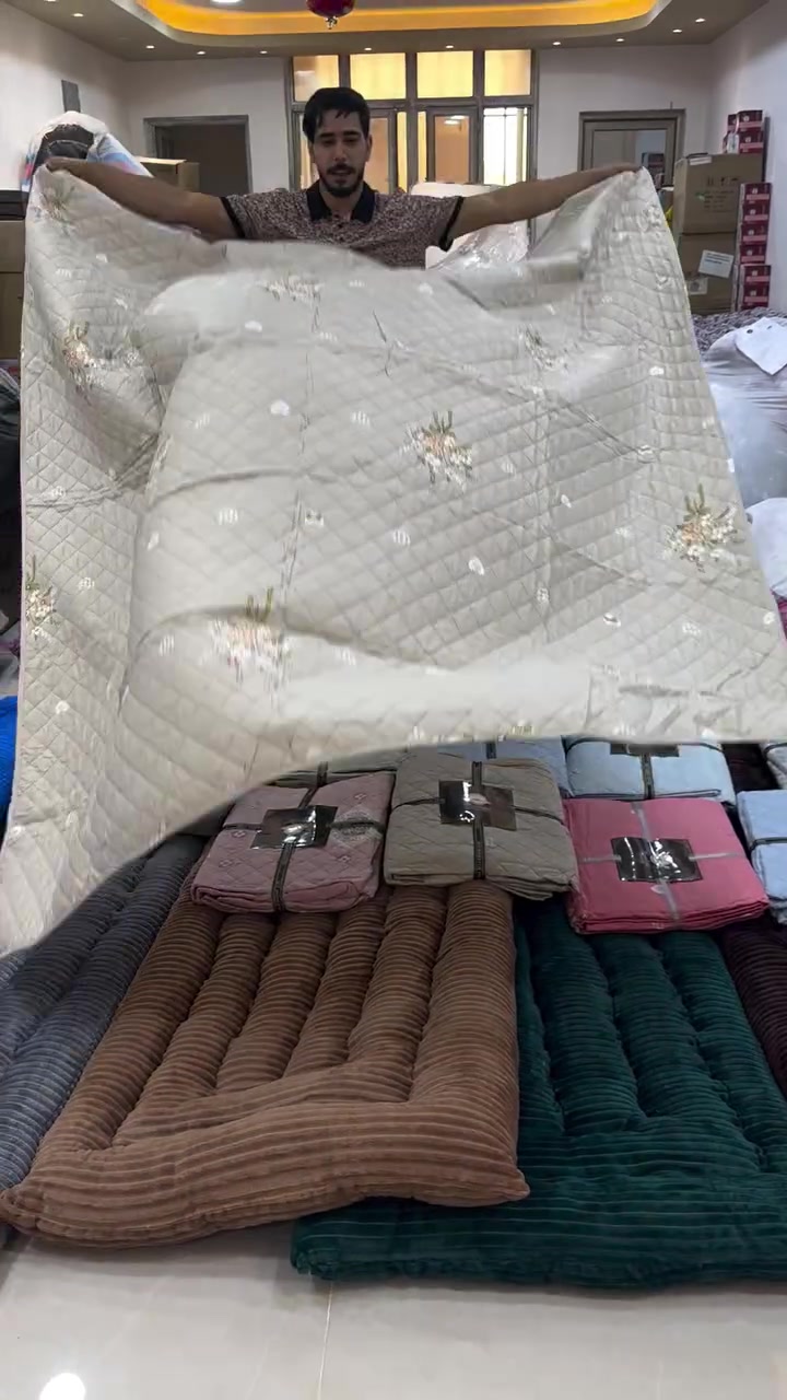 عرض خاص ع مفروشات ‼️ 
غطوه مع ثنين وجه مخاد
غطوه مقرنص حجم كبير 
قياس غطوه 220/240
ثنين وجه مخاد قياس 70/50
خامايه قطني 100/100
توصيل مجانا للجمله 
توصيل 5 الف للمفرد 
لحك وحجز 
للحجز او ستفسار رقم وتساب 📞 
***********
 #عروض #مفروشات
