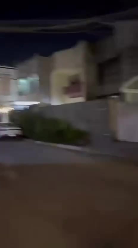 بيت 150 متر طابقين اربع غرف نوم +حمام عدد2 اساس رفت 
بناء قبل 10 سنوات الموقع الحريه حي السلام خلف شارع 30 مباشر السعر 375 وبي مجال 
*********** واتساب
