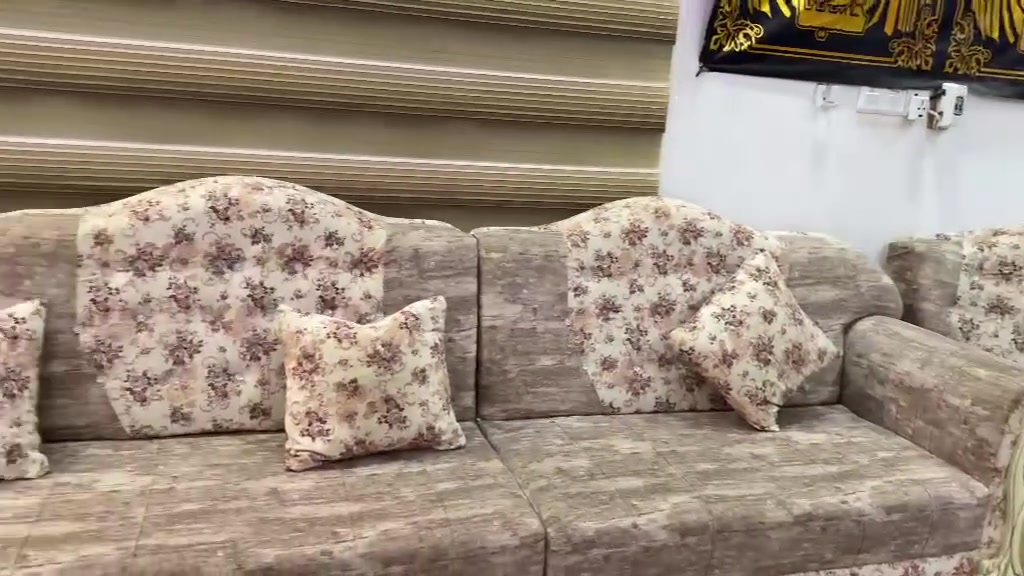 سلام عليكم غرفه نوم إيطالي أخت جديده مع ٢ تخم مع بردات سحب درجه اولى مع كاونتر سنك مغسله طبلات عدد ٨ للاستفسار مراسله خاص او واتساب *********** بلقرب من حي الفرات بدايه طريق سياحي
