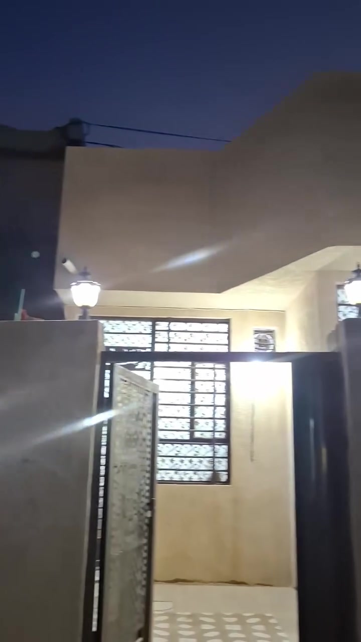 عندي بيت الحر الرشديه مساحة ١٠٠م غرفه وصاله ومطبخ وصحيات واستقبال درجه اولي طابق واحد قريب علي شارع العام مسافه ١٥٠م السعر ٥٣ يباع مع الاثاث حسب الاتفاق 
***********
*********** واتساب على الاثير
