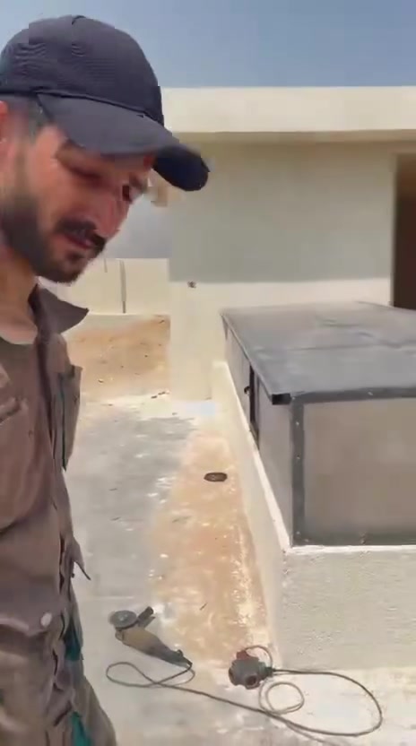السلام عليكم حداده عامه متنقل لجميع الاعمال قمريات سندويج والكيسبان وعمل الابواب والشبابيك وصيانت الحديد التالف يوجد لدينا ورشة عمل ايضاً مكان العمل حي الامل مقابل فريحه رقم الهاتف ***********
