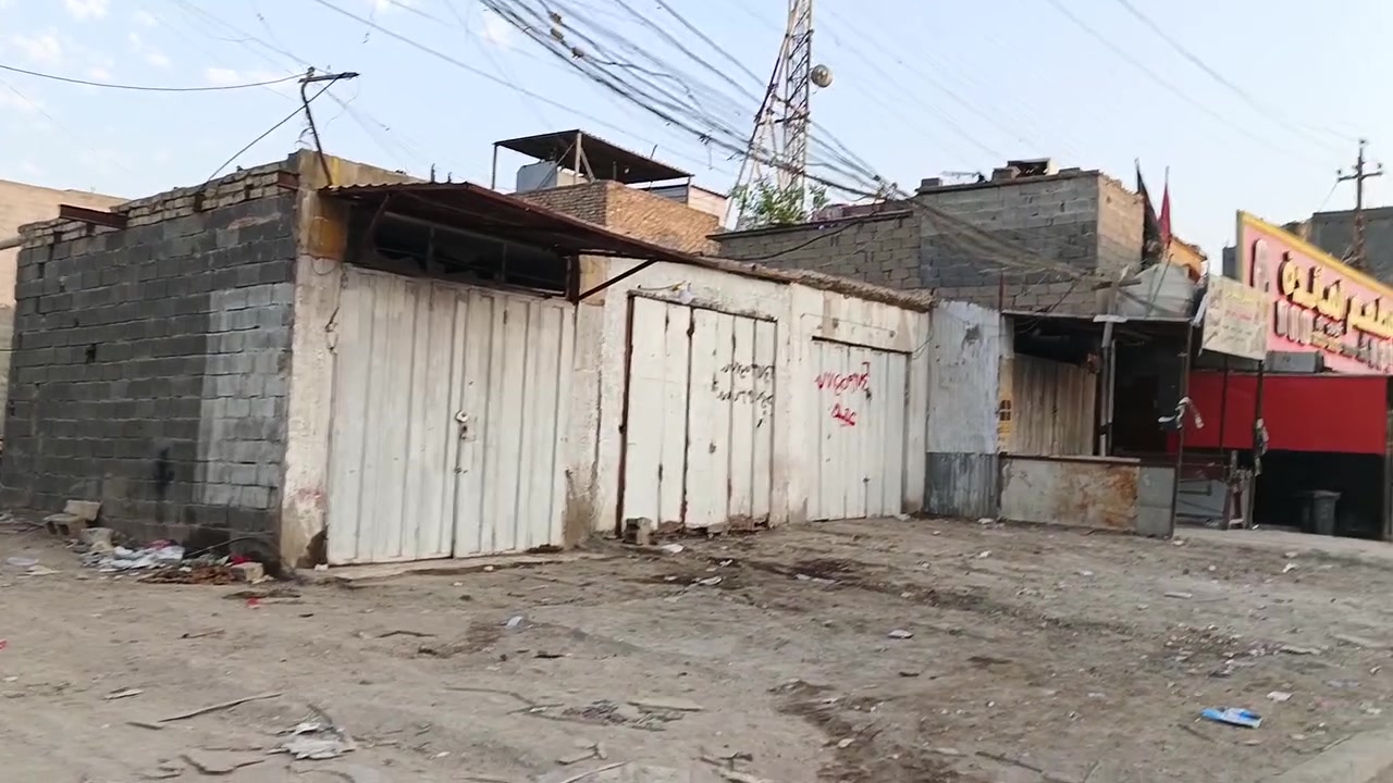 ارض تجارية 800 متر طابو سند 25 عالشارع العام بداية منطقة سبع قصور قبل السيطرة المساحة الواجهه 20 متر النزال 40 متر بيها 4 محلات مأجرات + بيتين مثل مموضح بالفيديو  للاستفسار ***********
