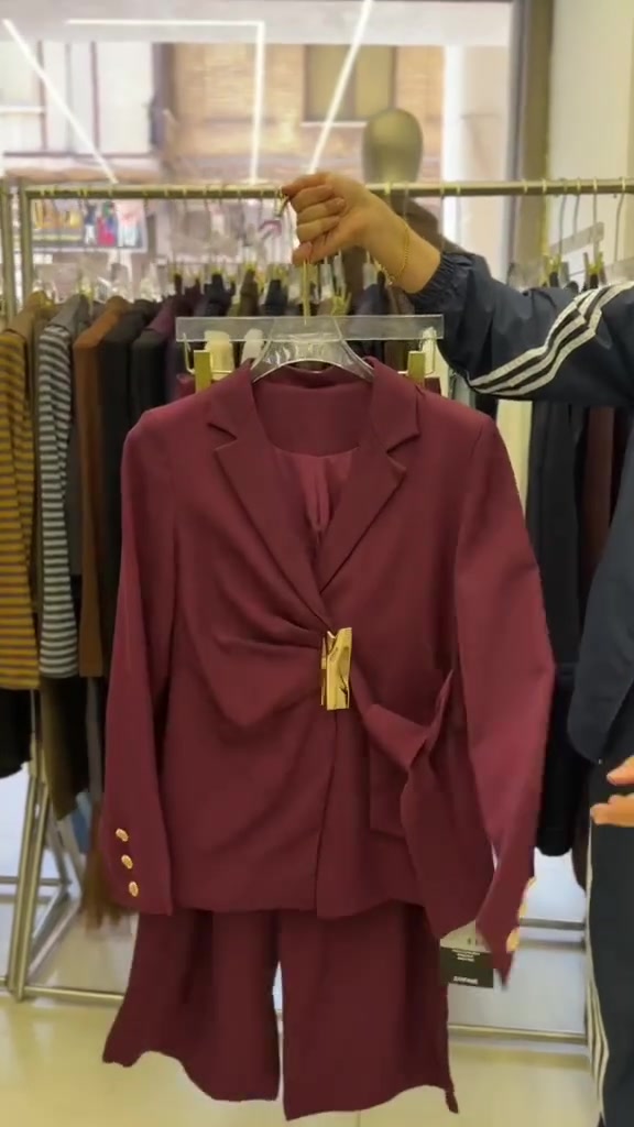 جديد ازياء دبي للالبسه النسائيه 👗 
التميز والاختلاف 💞🥰 
توفر قاط نسائي بهاري 🔥💞 
نوع القماش دبل ايطالي
طول الستره 75 تحت الورك 
طول البنطلون 110 
الالوان اسود نيلي ماروني جوزي بستاشيو 
سعر القاط 60 الف 
متوفر توصيل جميع محافظات العراق 🚗 
#ملابس تركيه#ملابس بنات ملابس نسائيه#ازياء دبي#مول زيونه#مول المنصور
