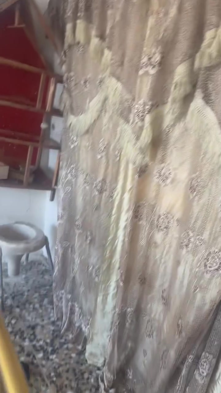 (بسم الله الرحمن الرحيم)
السلام عليكم بيت لبيع في منطقه البلديات ب موقع كلش حلو 

بيت مساحه٩٥م  طابقين٥في١٩ كامل بيت 

جديد موقع كلش مميز 

يحتوي البيت على استقبال وصاله ومطبخ حار وبارد 

خلفي ماكو جيران ملعب ومسبح حيفا
وغرفه نوم والطابق الثاني يحتوي على غرفتين نوم 

الصحيات البيت كامل

سعر البيت١٥٠ مليون مع الأثاث 

البلديات منطقه مقابيل جامع سيد صلاح ***********
