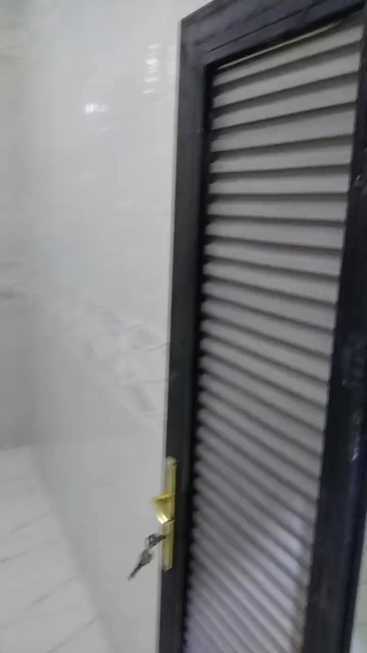 دار للبيع مساحته  125متر 🟥 بناء حديث غير مسكون 🟦
يحتوي على غرفتين نوم وهول ومطبخ واستقبال وصحيات داخلية وخارجية وگراچ 🟥 
⬅️⬅️مبني من الطابوق 🔳
⬅️⬅️السقف صب كونكريت 🟦
⬅️⬅️الأرضية والجدران سيراميك 🟥
⬅️بنفس الشارع وليس فرعي 👉
🟥

السعر/52💸مليون قابل للتفاوض 
العنوان//كوت حي الحكيم الاولى  شارع مجمع الخيرات الطبي بنفس الشارع وليس فرعي 🟦

          *****************************
للاستفسار الاتصال على الارقام التاليه ⬇️⬇️
📳📳***********📳📳
📳📳***********📳📳
📳📳*********** 📳📳
مكتب دلالية اهل الديرة للعقار 🏨
