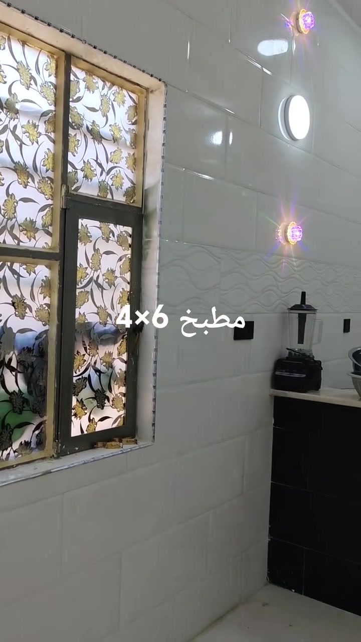 السلام عليكم بيت للبيع حي الامام الحسين بناء حديث مساحه 380متر ديوانيه +غرف عدد 3+مطبخ +صاله 
شارع الصوره شارع الرئيسي بيت ركن 
***********
