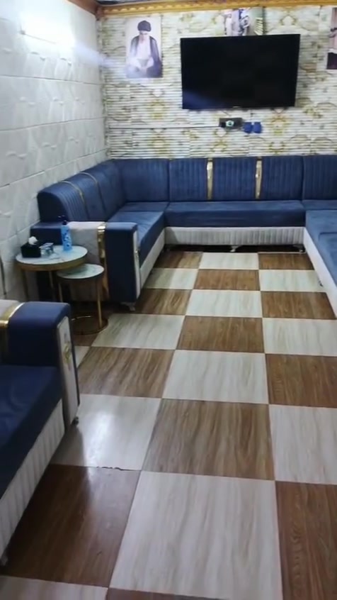 تسكام مو سوكي قديفه وجه وضهر
عشر امتار مليون وربع وبيهم مجال ***********
