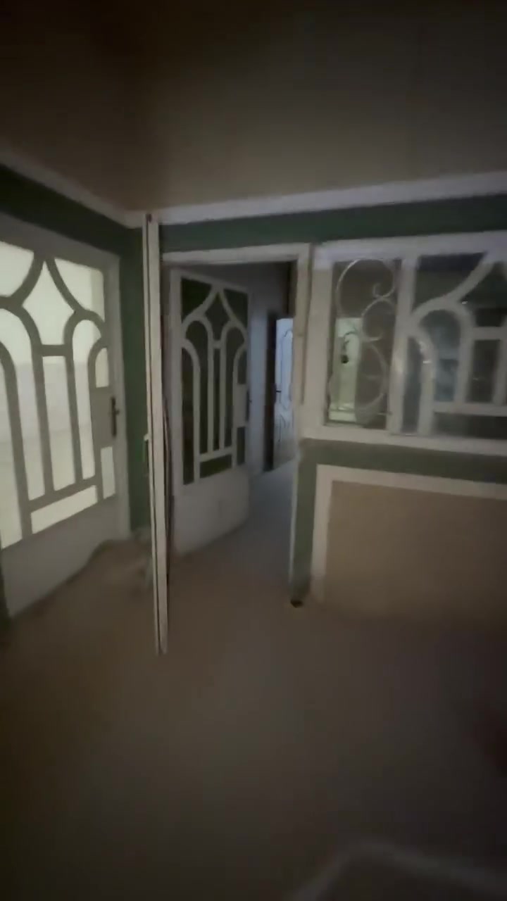 سلام عليكم الدار للايجار مساحه٢٠٠متر يحتوي عله اربع غرف نوم صاله ومطبخ ومجمع صحيات العنوان حله حي الاكرمين موقعه ممتاز جدا السعر ٤٥٠ شهريا الاتصال بل رقم *********** مكتب ابو احمد المعموري🏡🌟
