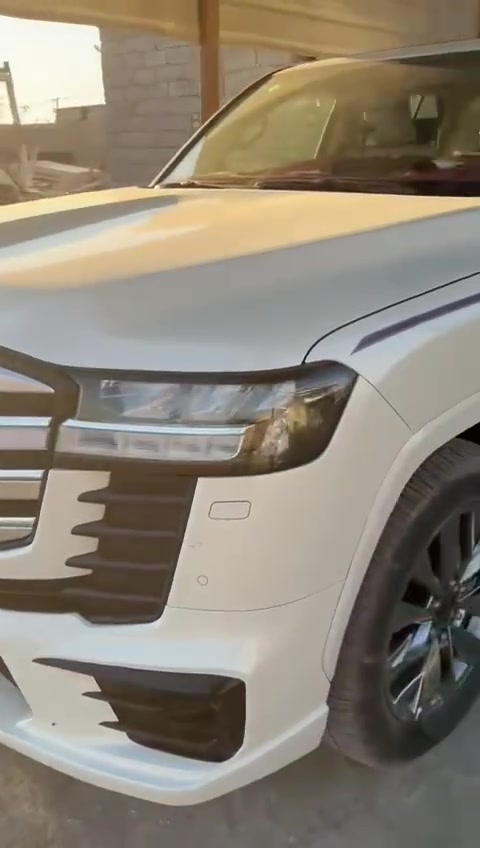 السلام عليكم لاندكروز 2025 لمتد شاشات حجم كبيراللون ابيض ماشيه 23 الف  حقيقي على وضع الوكاله *********** /السعر 725 / وبيه مجال
