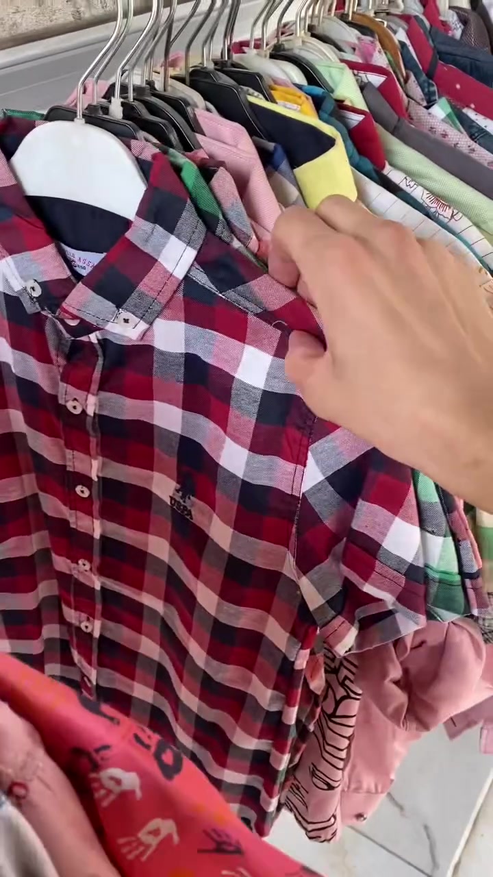 مرحبا للبيع شلعه كامل مشكل قمصان قاط تيشيرت عدد 72 من عمر سنه لحد 10 سنوات بيها سعر قطعه 2 وبي مجال متوفر توصيل لجميع محافظات رقم ***********
