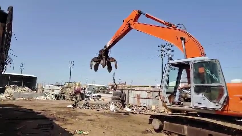 حفاره تو رقم الماني جاهزه للعمل السعر ٨٠ وبيهه مجال للشراي رقم راعيهه انه مكلف بالنشر   ***********

نص مكتوب في الصور:
- ***********