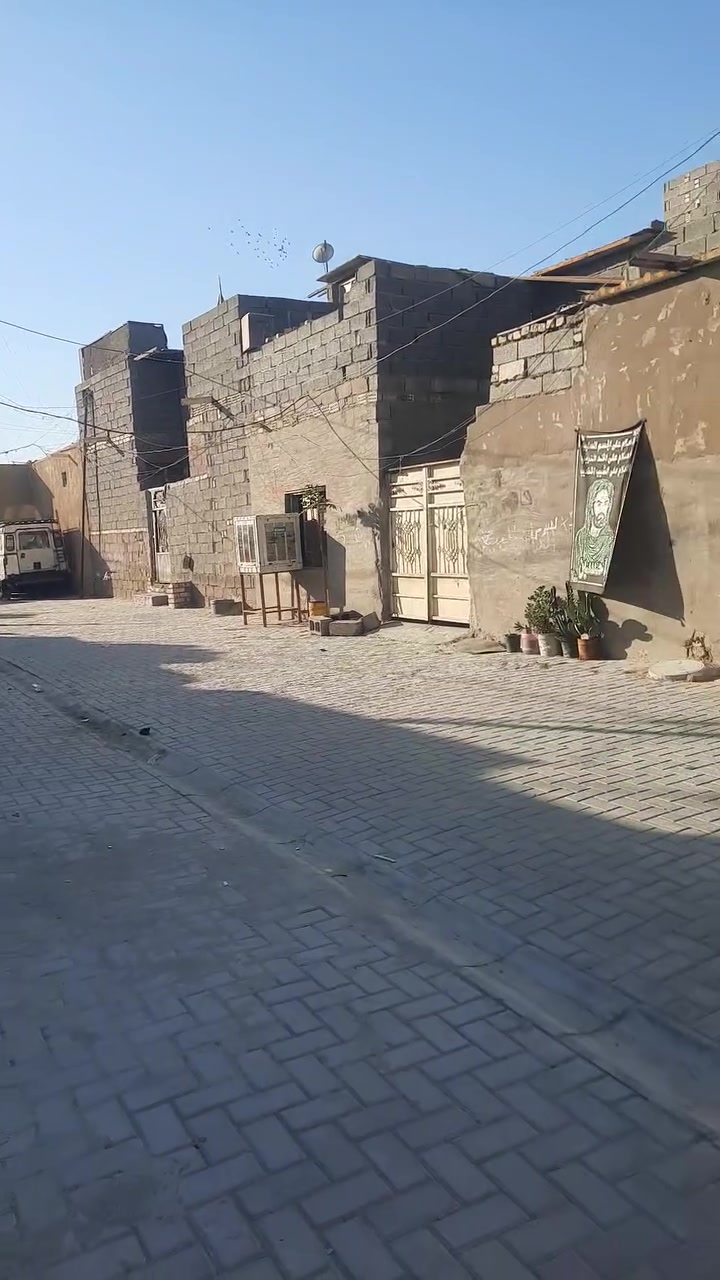 دار للبيع
الموقع - مدينة الصدر قطاع 80
مساحة الدار 100 متر مربع 
يحتوي على 5 غرف نوم الدار طابقين كامل خدمات 
ماء إنترنيت كهرباء مجاري الفرع مقرنص مثل ما واضح بالتصوير ..
الشراي يتصل وبي خير ويدلل 
للأستفسار الأتصال على الرقم ***********
