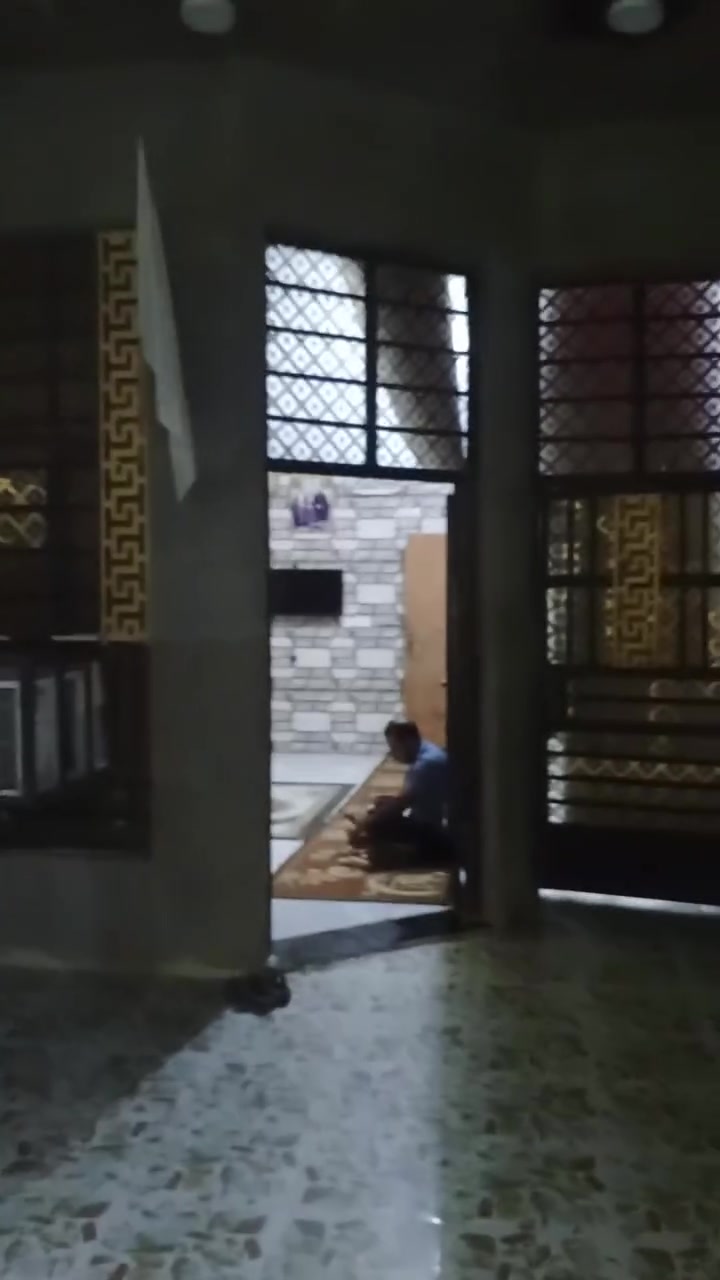 السلام عليكم  اخوان بيت مسلح  مساحه مية متر للبيع طابو ملك صرف شارع الظغط خلف مقر السرايا. رقم مبايل ***********بيه وتساب لاتصال
